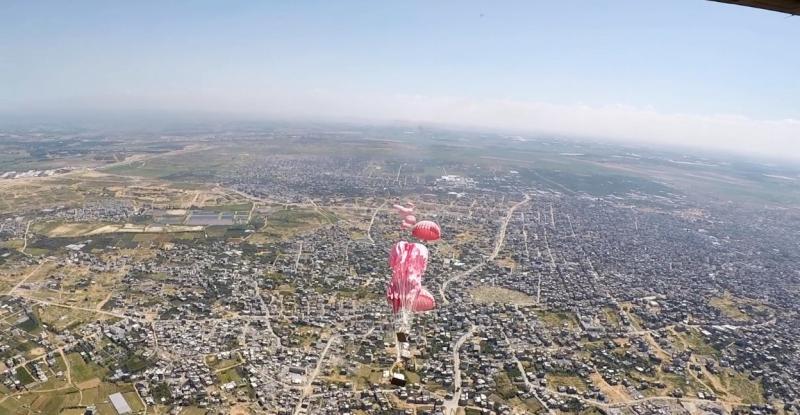 جانب من عمليات إسقاط أطنان من المساعدات الإنسانية على قطاع غزة