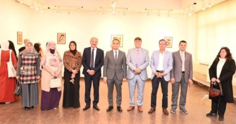 معرض "إيقاعات خطية في المشغولات النسجية
