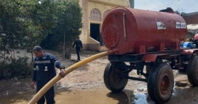 جانب من رفع مياه الامطار