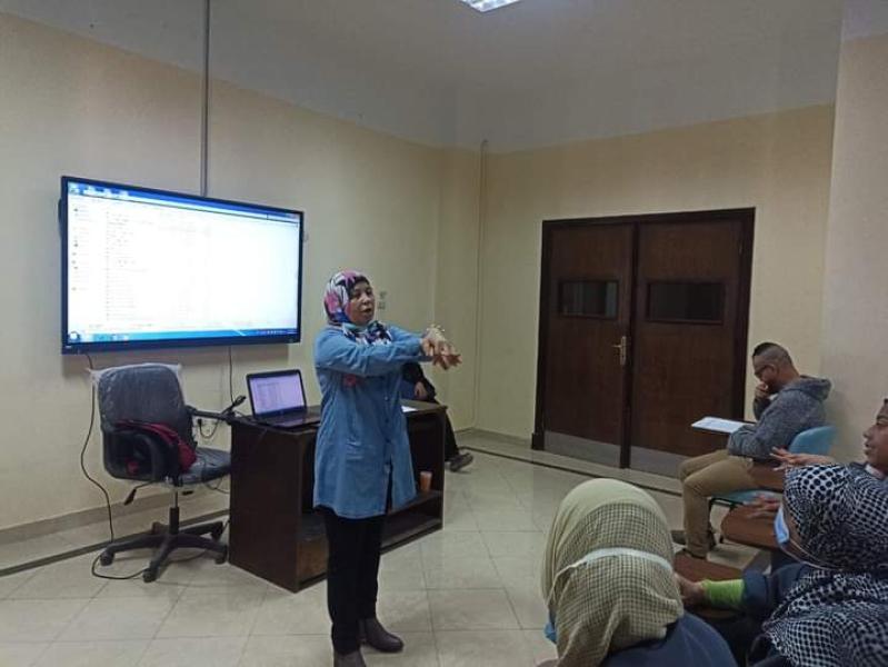 جانب من الندوة 