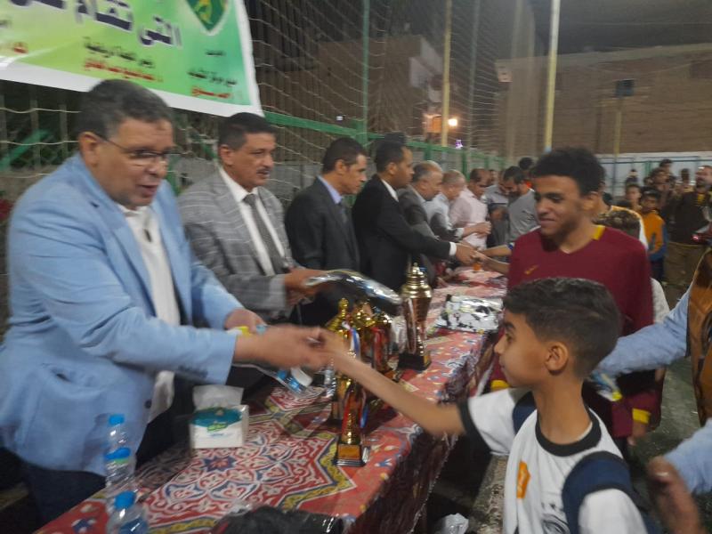 اثناء توزيع الكؤوس