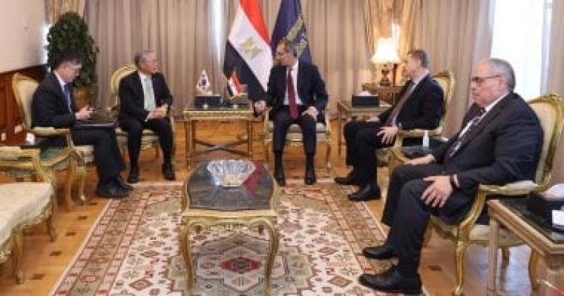 وزير الاتصالات وسفير كوريا الجنوبية