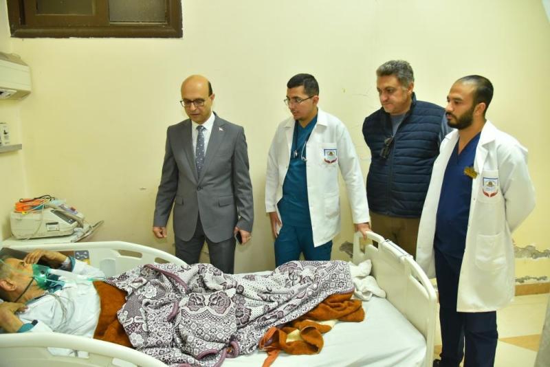 رئيس الجامعه اثناء زياره المرضى