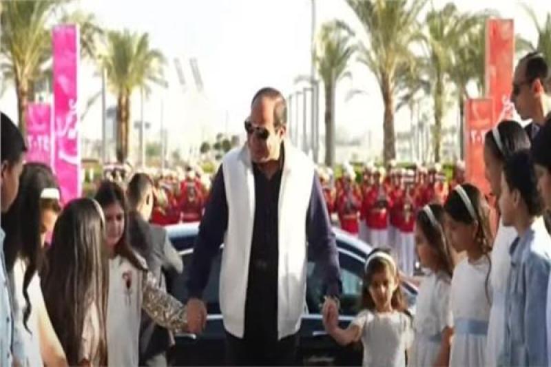 السيسي وأبناء الشهداء 