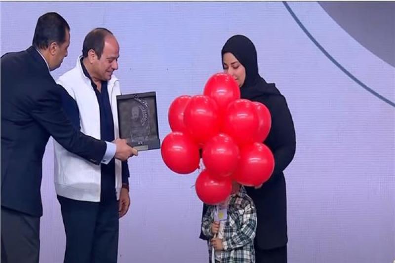 الرئيس عبدالفتاح السيسي مع أبناء الشهداء