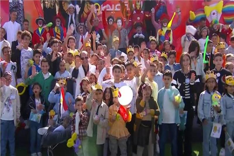 الرئيس عبدالفتاح السيسي مع  أبناء الشهداء 