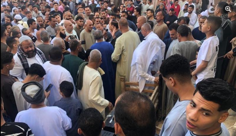النائب أحمد قورة وحشود من ابناء دائرتة