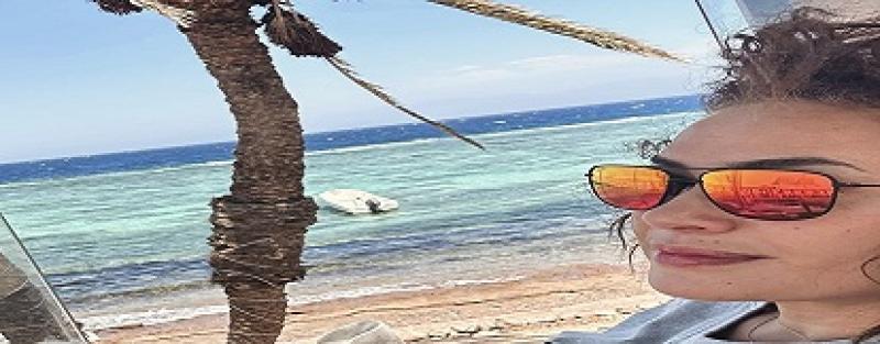 هند صبري تخطف الأنظار بإطلالة عفوية أمام البحر