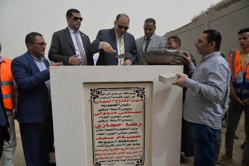 اثناء وضع حجر الاساس