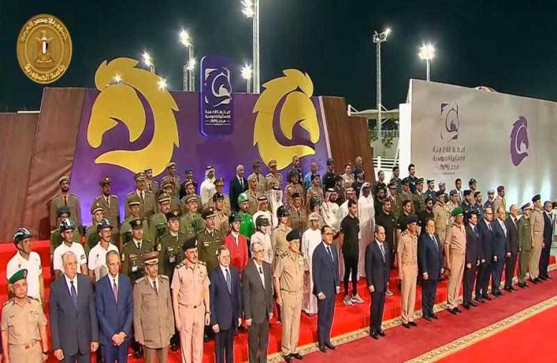 الرئيس السيسي يتوسط صورة تذكارية مع المنتخبات المشاركة فى البطولة العربية العسكرية للفروسية