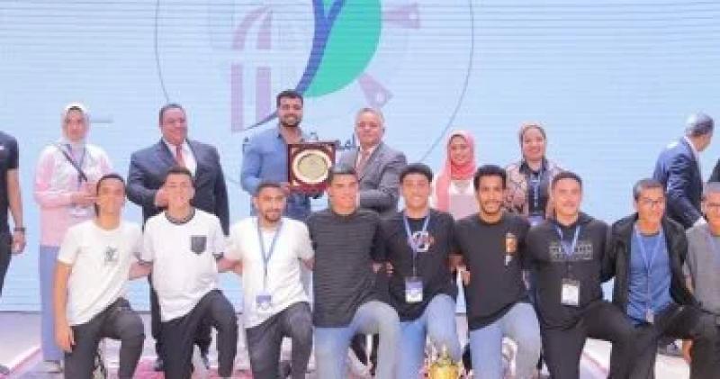 الفائزون