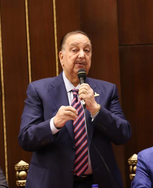  الدكتور نبيل دعبس