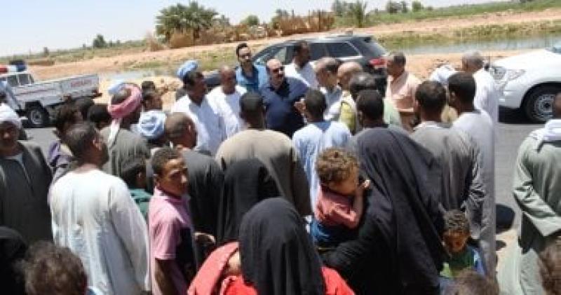 جانب من تواجد المحافظ مع الأهالى