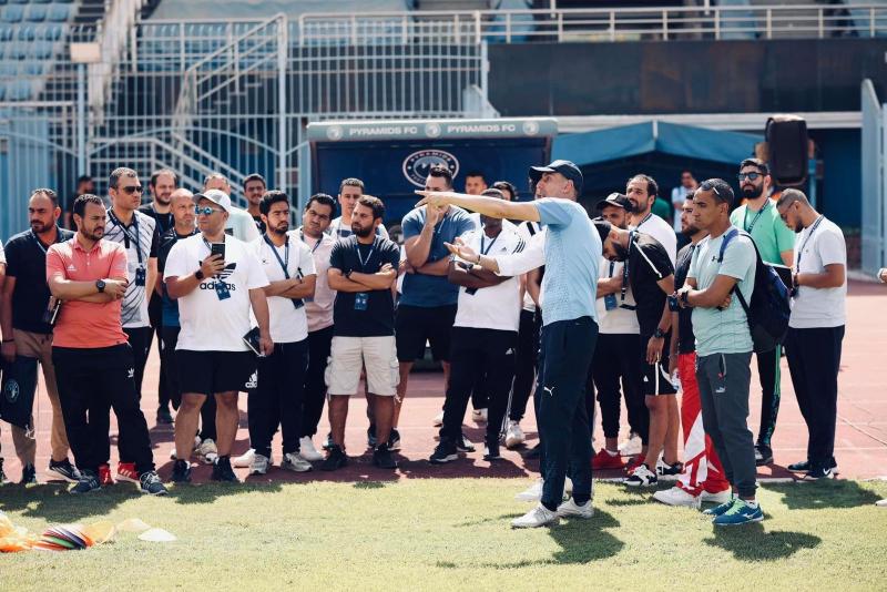 المدير الفني لنادي بيراميدز أثناء المحاضرات 