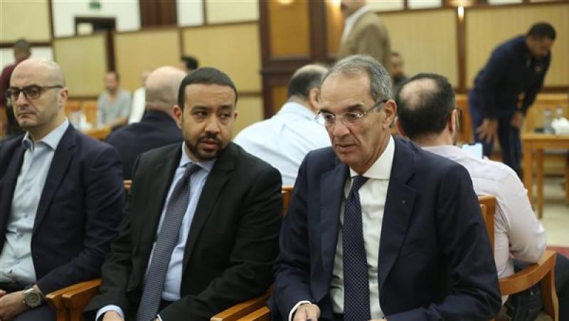 وزير الاتصالات خلال العزاء 