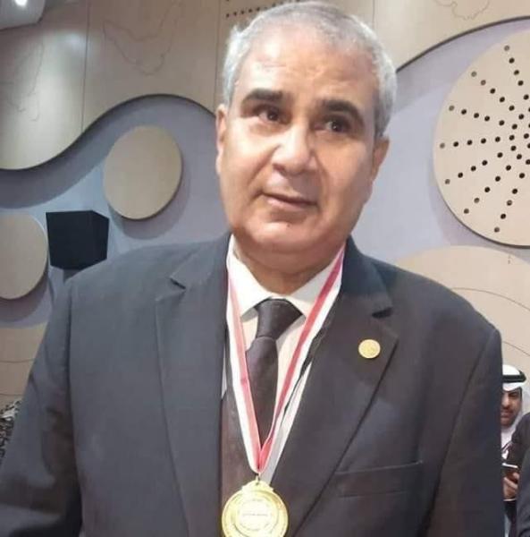 الكاتب 