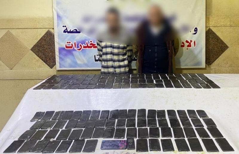 المتهمان ومخدر الحشيش المضبوط