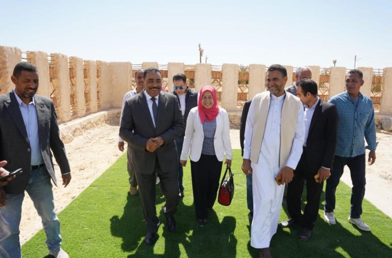 محافظ مطروح يتفقد أول حضانة مشيدة على الطراز البيئي بسيوة