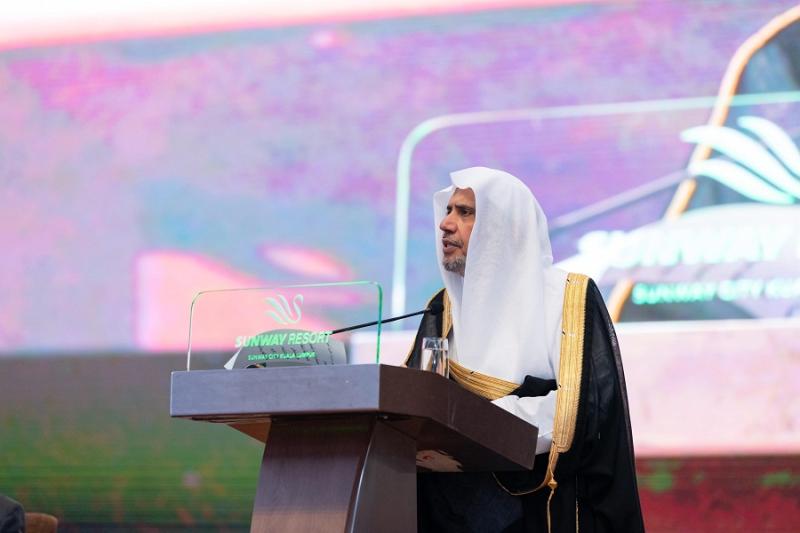 الشيخ العيسى خلال مؤتمر القادة الدينيين في العاصمة كوالالمبور