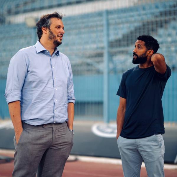 المهندس ممدوح عيد رئيس نادي بيراميدز  مع اللاعب الدولي السابق