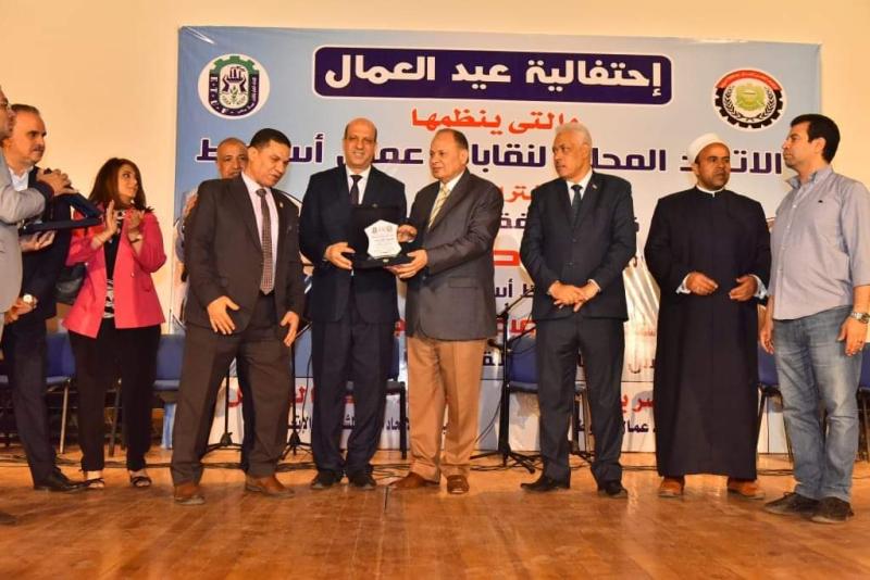 اثناء تكريم امين عام جامعه اسيوط