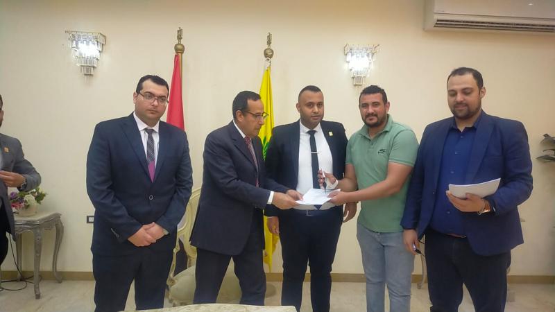 المحافظ خلال تسليم المستحقين 