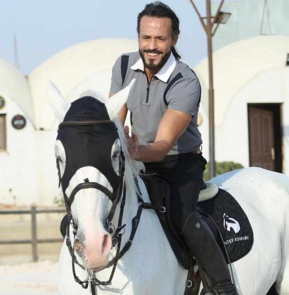 جلسة تصوير جديدة لـ يوسف الشريف من على ظهر الخيل