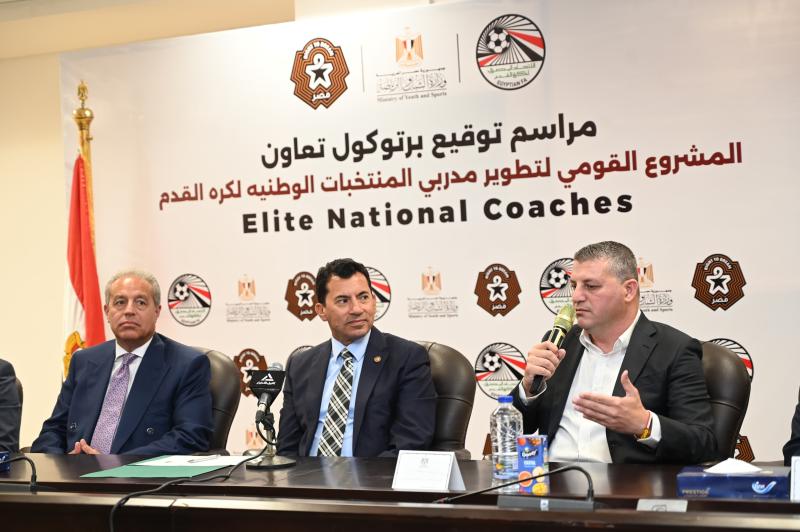 جانب من توقيع البرتو كول