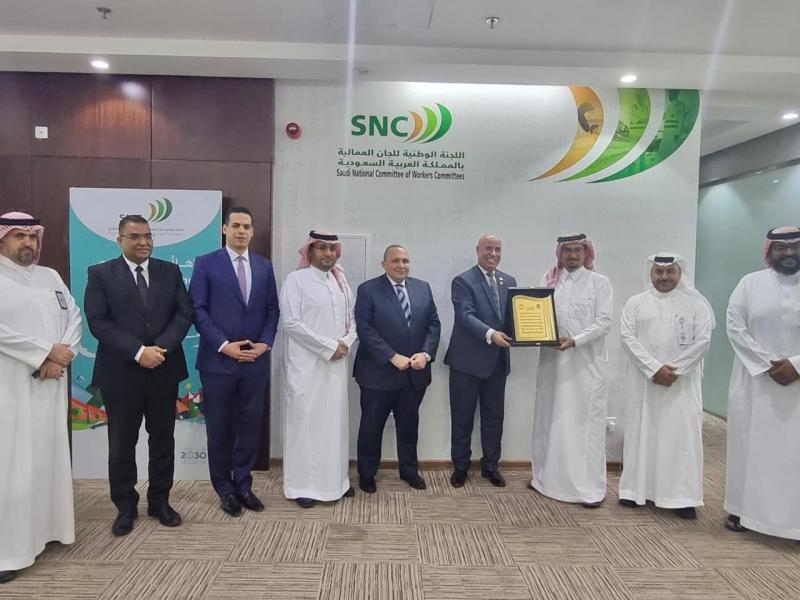 القنصل العام بالرياض يلتقي رئيس اللجنة الوطنية للجان العمالية بالمملكة 