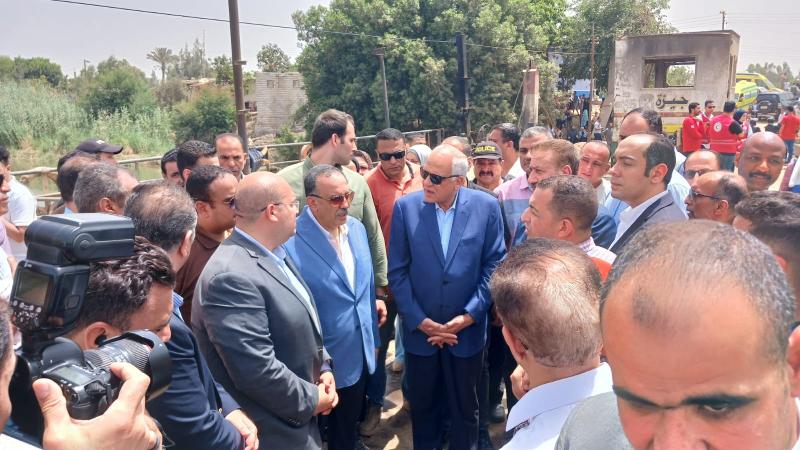 محافظا الجيزة والمنوفية يتفقدان موقع حادث سقوط ميكروباص من على متن معدية أبو غالب
