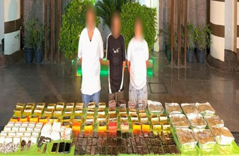 المتهمين وأمامهما المضبوطات