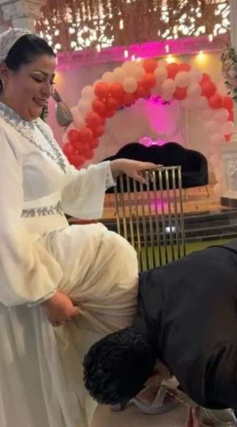 عريس يقبل رجل زوجته