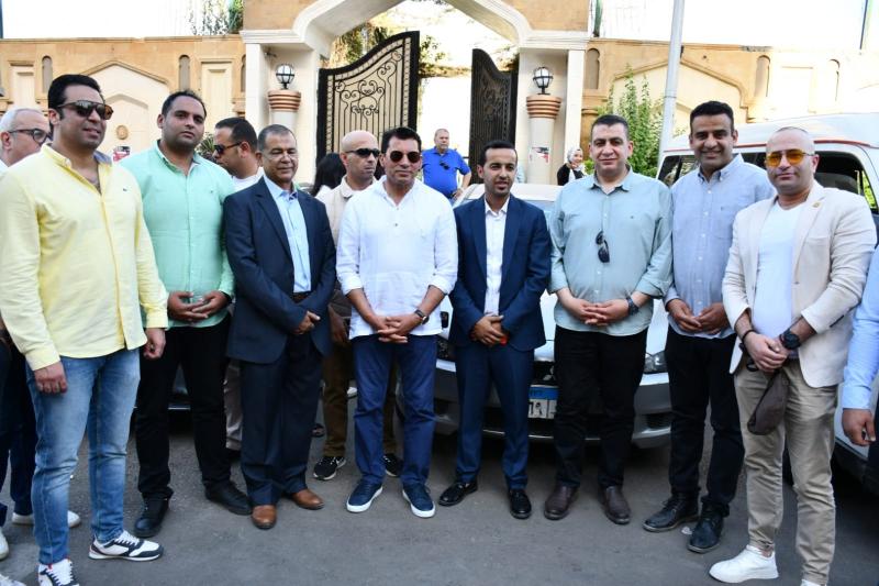 وزير الشباب والرياضة  مع المشاركين 