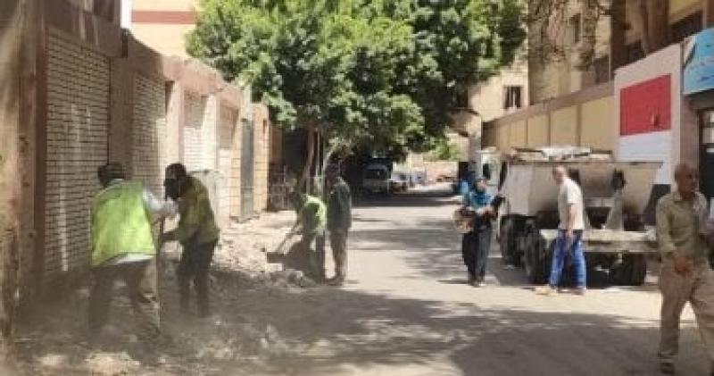 جانب من الحملات لتحسين مستوى النظافة