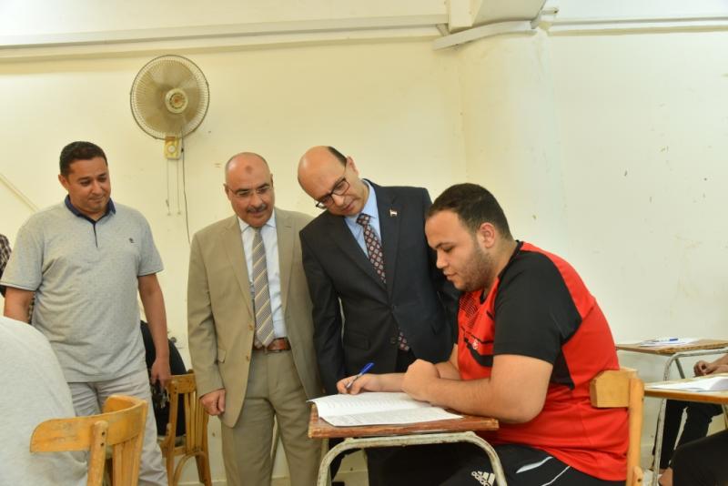 اثناء تفقد الامتحانات رئيس الجامعه
