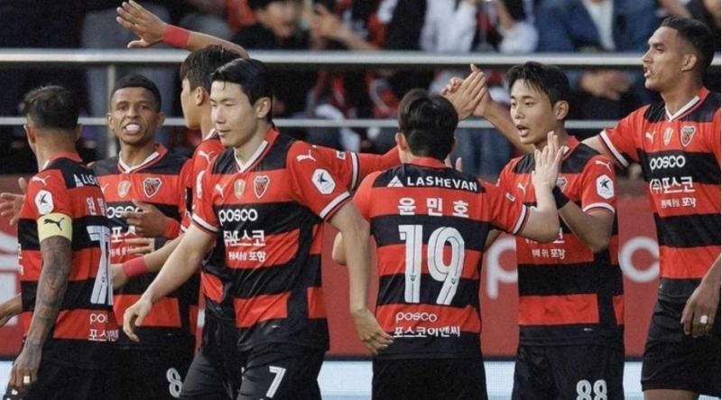 لاعبو فريق بوهانج الكوري الجنوبي