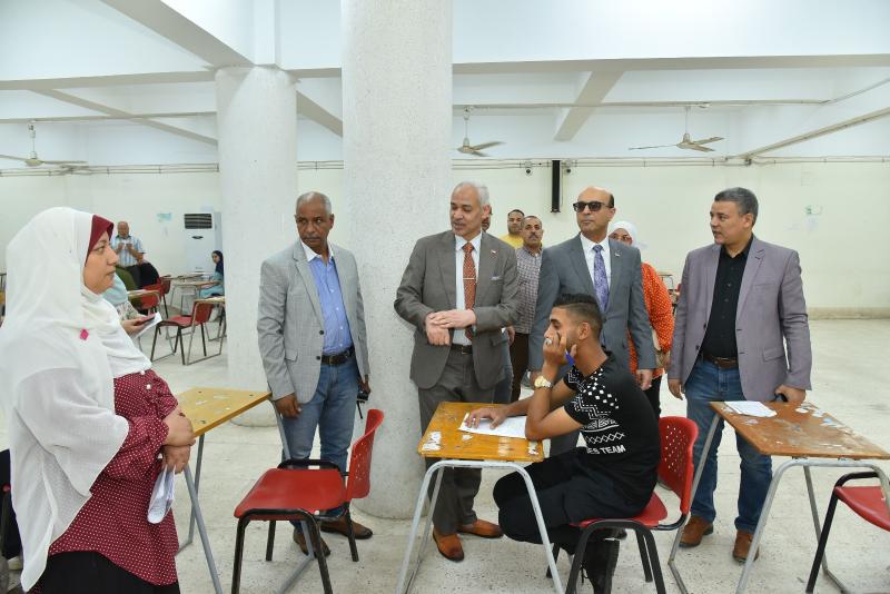 اثناء  تفقد الامتحانات رئيس جامعة 