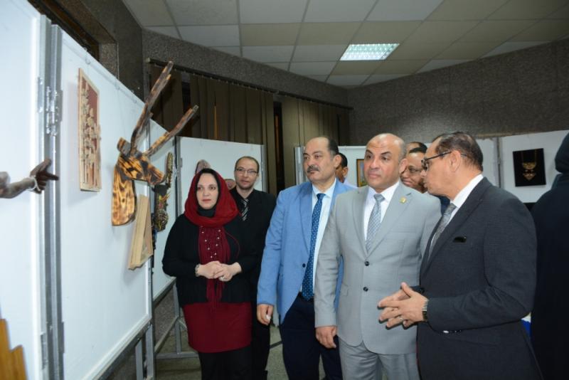 اثناء تفقد المعرض