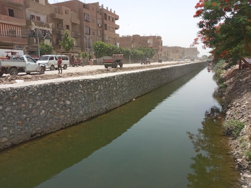 اثناء تبطين  الترعه