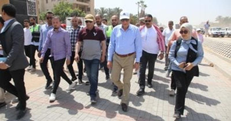 محافظ الجيزة خلال تفقد أعمال تطوير ترعة ومحور المنصورية