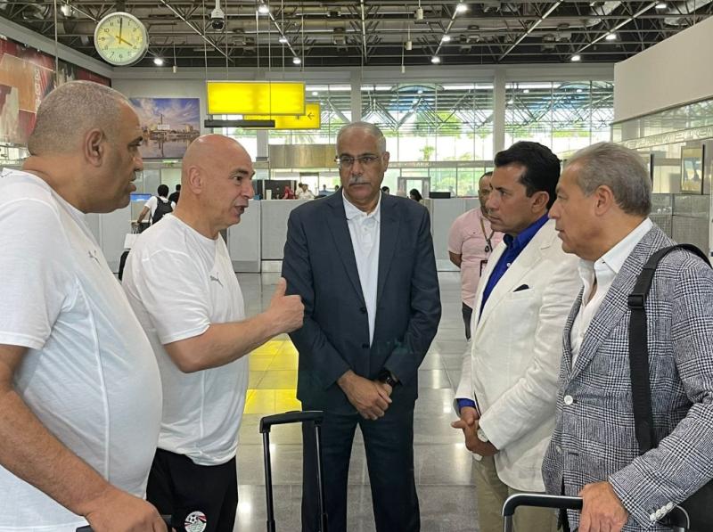 وزير الرياضة يؤازر بعثة منتخب مصر