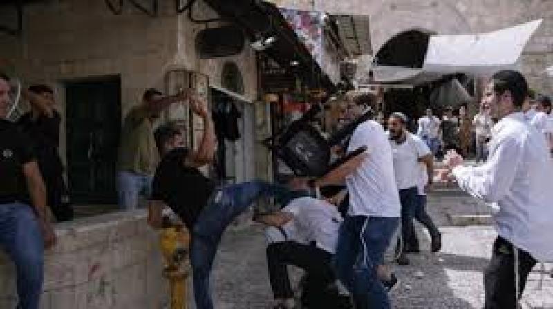 مستوطنون يعتدون على فلسطينيين بالضفة الغربية