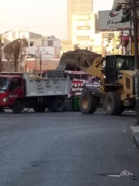 لودر حي غرب اثناء رفع مخالفات 