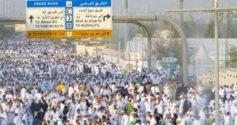 حجاج بيت الله الحرام يتوافدون إلى مسجد نمرة