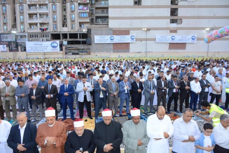 محافظ اسيوط اثناء صلاه العيد