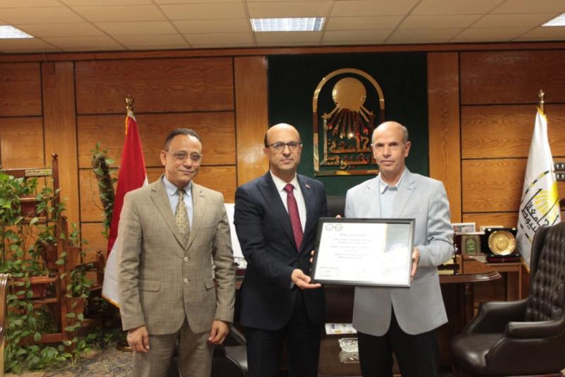 رئيس جامعة أسيوط 