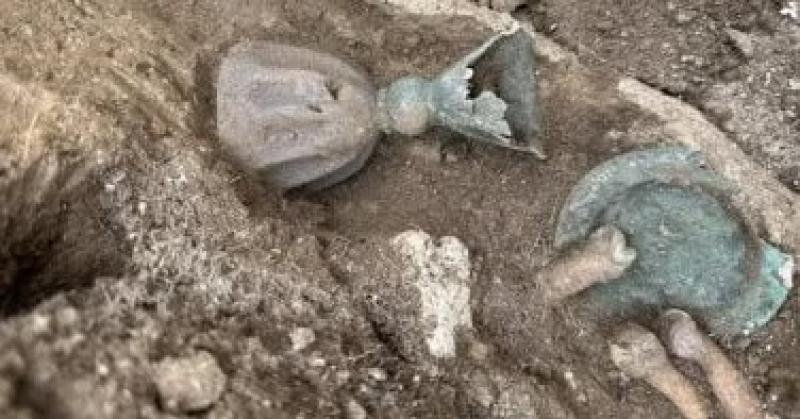 اكتشاف كنوز دينية وعملات فضية