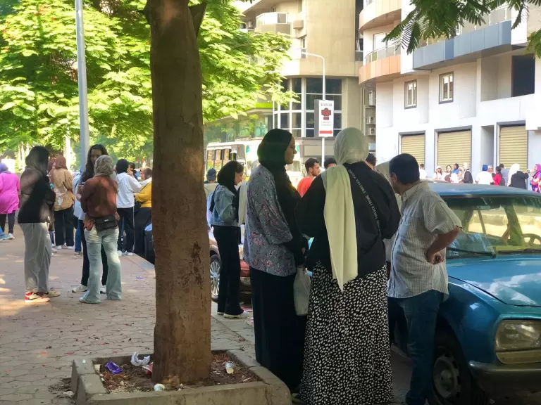  اولياء لامور برفقة  طلاب الثانوية العامة 