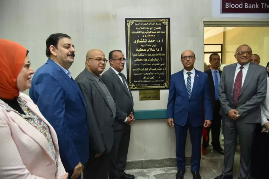 رئيس جامعة اثناء الافتتاح