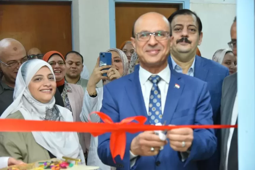 رئيس جامعة أسيوط يفتتح 